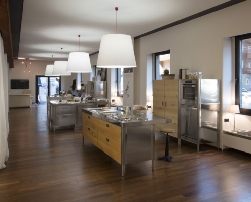 Edelstahl-Küche 250 cm - Spülen, Kochen, Lagern, Arbeitsplatte mit Theke, Hochschrank für Backofen und Geschirrspüler. Hochschrank für Kühlschrank