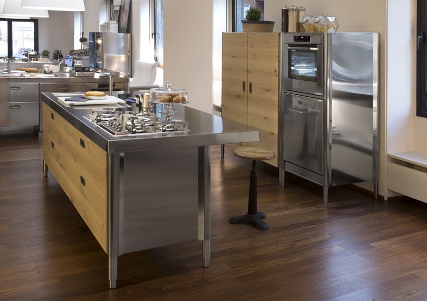 Edelstahl-Küche 250 cm - Spülen, Kochen, Lagern, Arbeitsplatte mit Theke, Hochschrank für Backofen und Geschirrspüler. Hochschrank für Kühlschrank