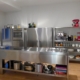Küchenarbeitstisch aus Edelstahl, 320 cm breit, kombiniert mit drei Funktionshochschränken