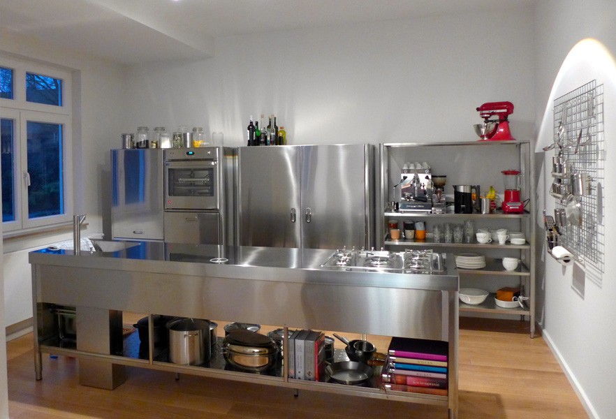 Küchenarbeitstisch aus Edelstahl, 320 cm breit, kombiniert mit drei Funktionshochschränken