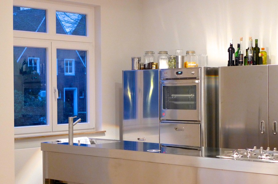 Edelstahl-Küchenarbeitstisch 70 x 320 cm und Hochschrank