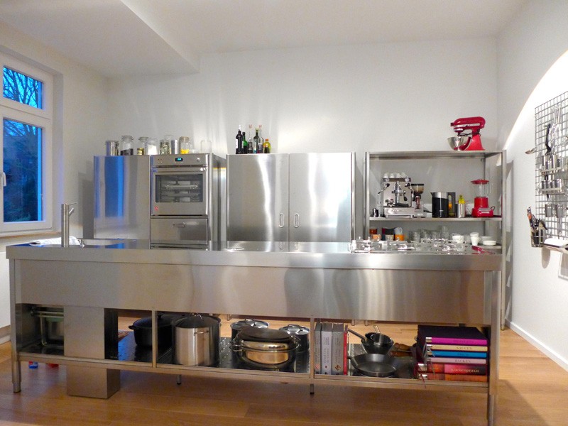 Edelstahl-Küchenarbeitstisch 70 x 320 cm und Hochschrank