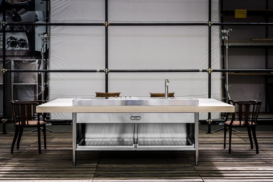 Holztisch mit Edelstahl-Element 190 x 250 cm