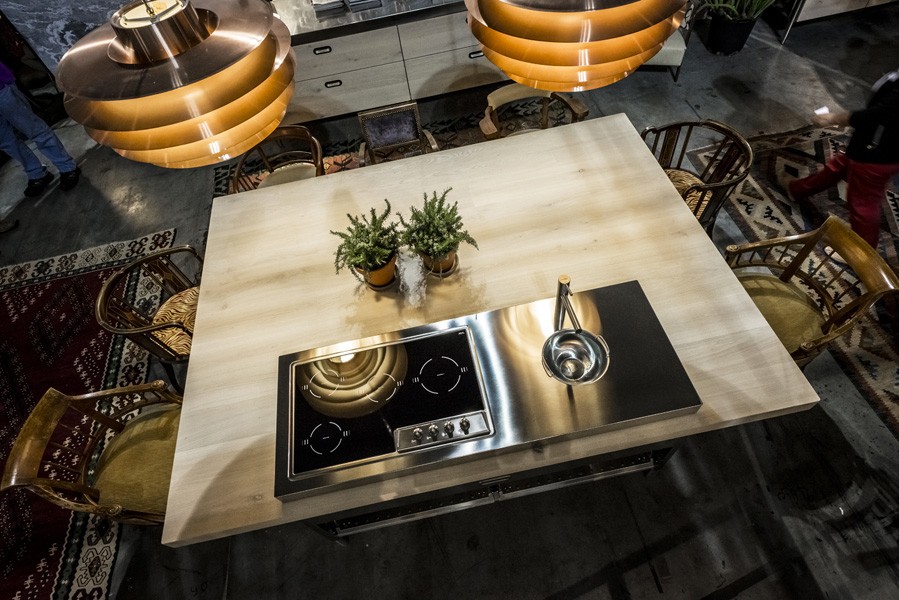 Holztisch mit Edelstahl-Element 190 x 250 cm