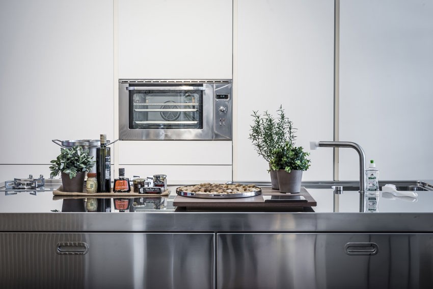 Edelstahl-Küche 250 cm - Spülen, Kochen, Lagern