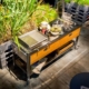 Outdoor-Küche auf Rädern, 190 cm breit, mit einer Plancha, einer einzelnen Kochstelle und einer Fritteuse.