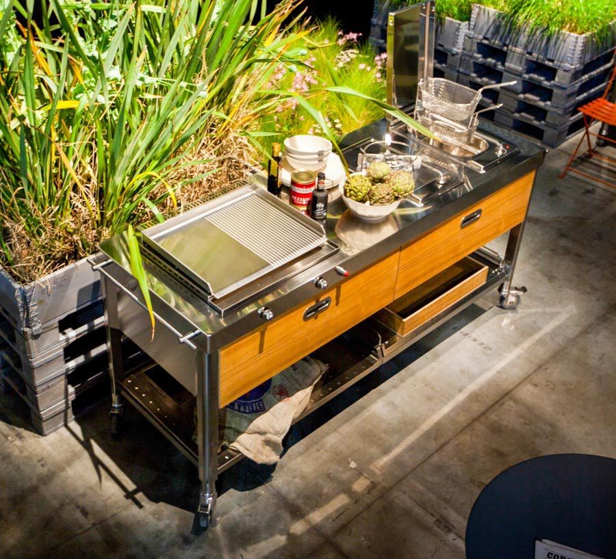 Outdoor-Küche auf Rädern, 190 cm breit, mit einer Plancha, einer einzelnen Kochstelle und einer Fritteuse.